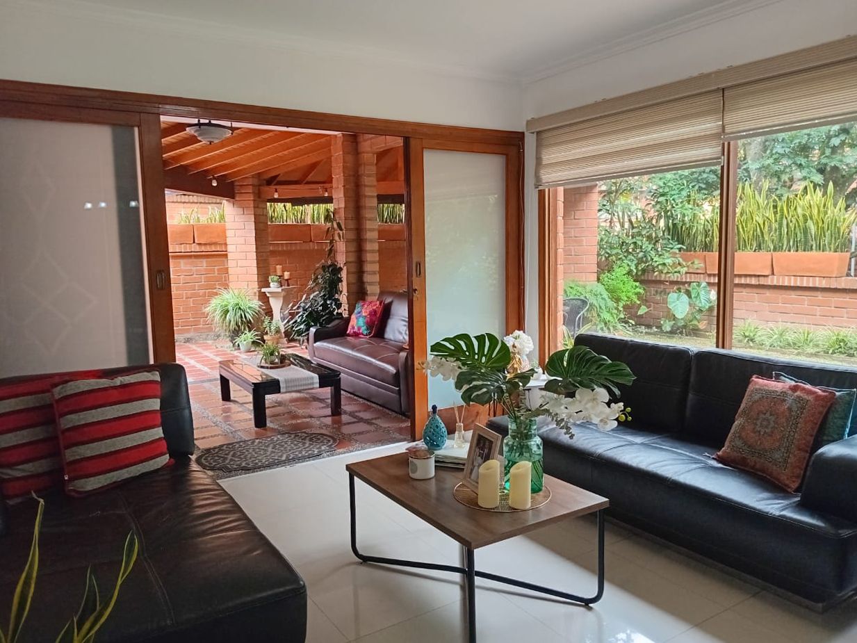 Casa en arriendo Antioquia Medellín Alejandria 280 m2 Habitaciones 4 Baños 4 Garajes 3 Precio $10400000