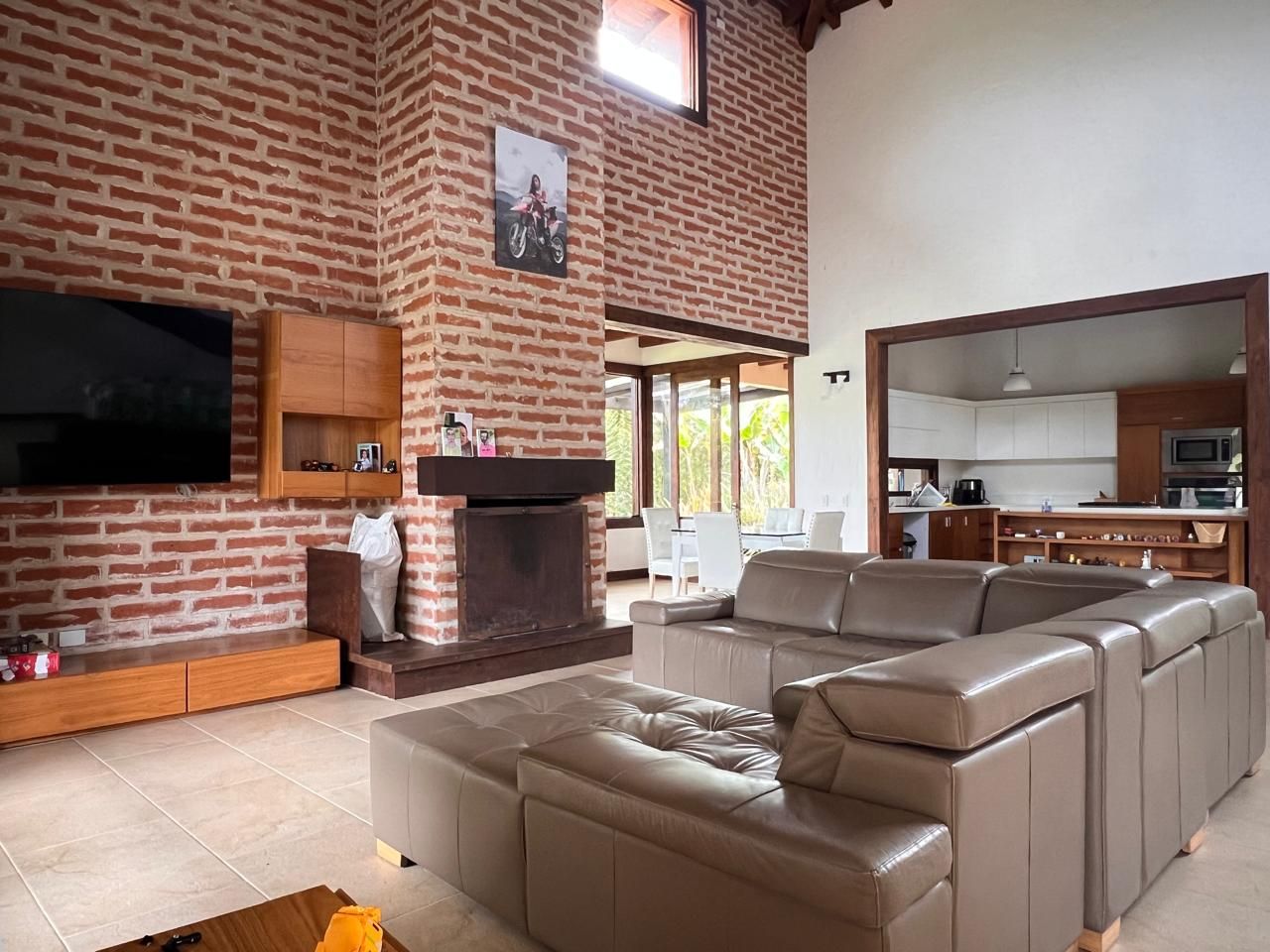 Casa en venta Antioquia La Ceja Vereda Aguas Claras 520 m2 Habitaciones 4 Baños 5 Garajes 2 Precio $2780000000