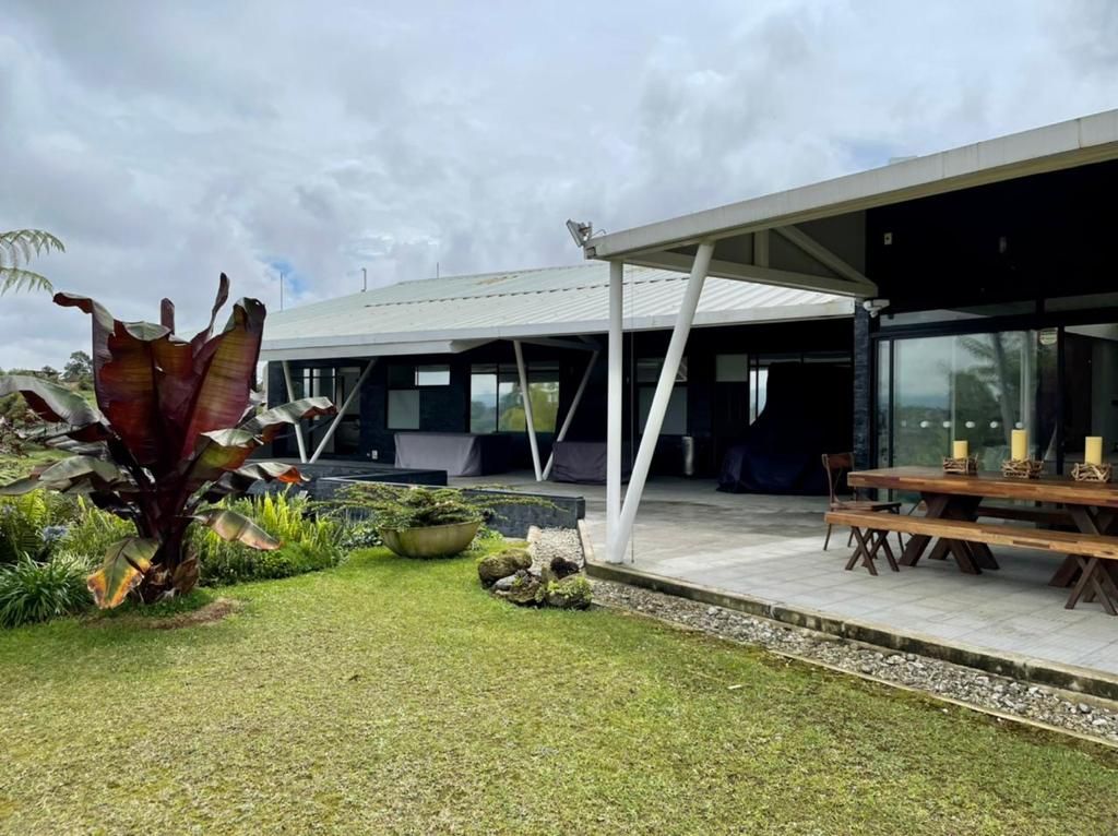 Finca en venta Antioquia El Carmen De Viboral El Carmen De Viboral 400 m2 Habitaciones 5 Baños 5 Garajes 2 Precio $2200000000