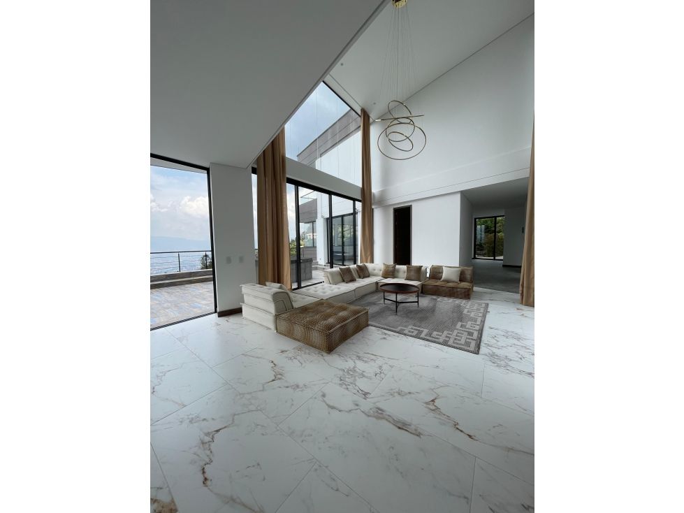 Casa en arriendo o venta Antioquia Medellín La Candelaria 1000 m2 Habitaciones 4 Baños 7 Garajes 6 Precio venta $8800000000 Precio arriendo $40000000