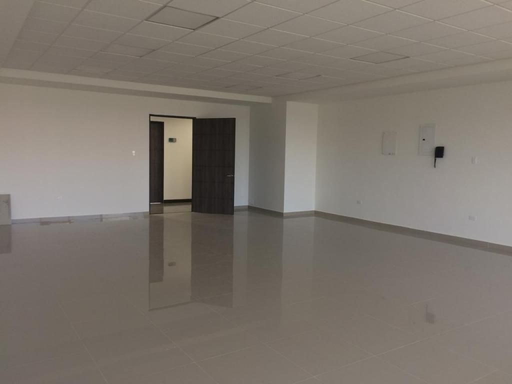 Oficina en arriendo Valle Del Cauca Cali Urbanización Ciudad Jardín 97 m2 Habitaciones 0 Baños 1 Garajes 2 Precio $8396000