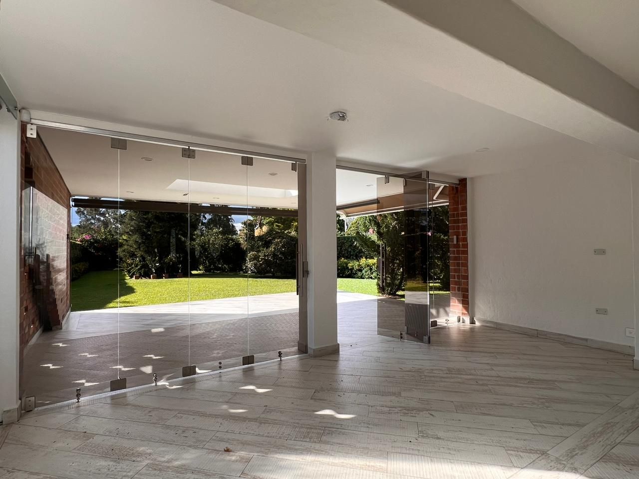 Casa en arriendo o venta Antioquia Rionegro Gualanday 320 m2 Habitaciones 3 Baños 3 Garajes 2 Precio venta $2280000000 Precio arriendo $11000000