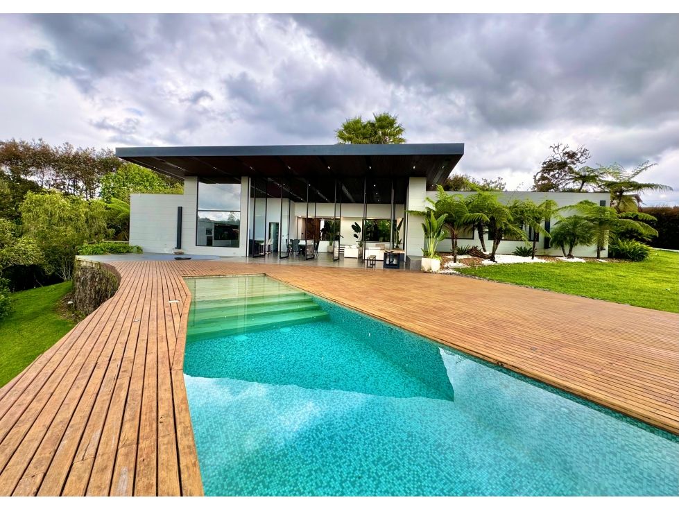 Casa en arriendo o venta Antioquia Medellín Medellín 10000 m2 Habitaciones 5 Baños 8 Garajes 10 Precio venta $6500000000 Precio arriendo $28000000