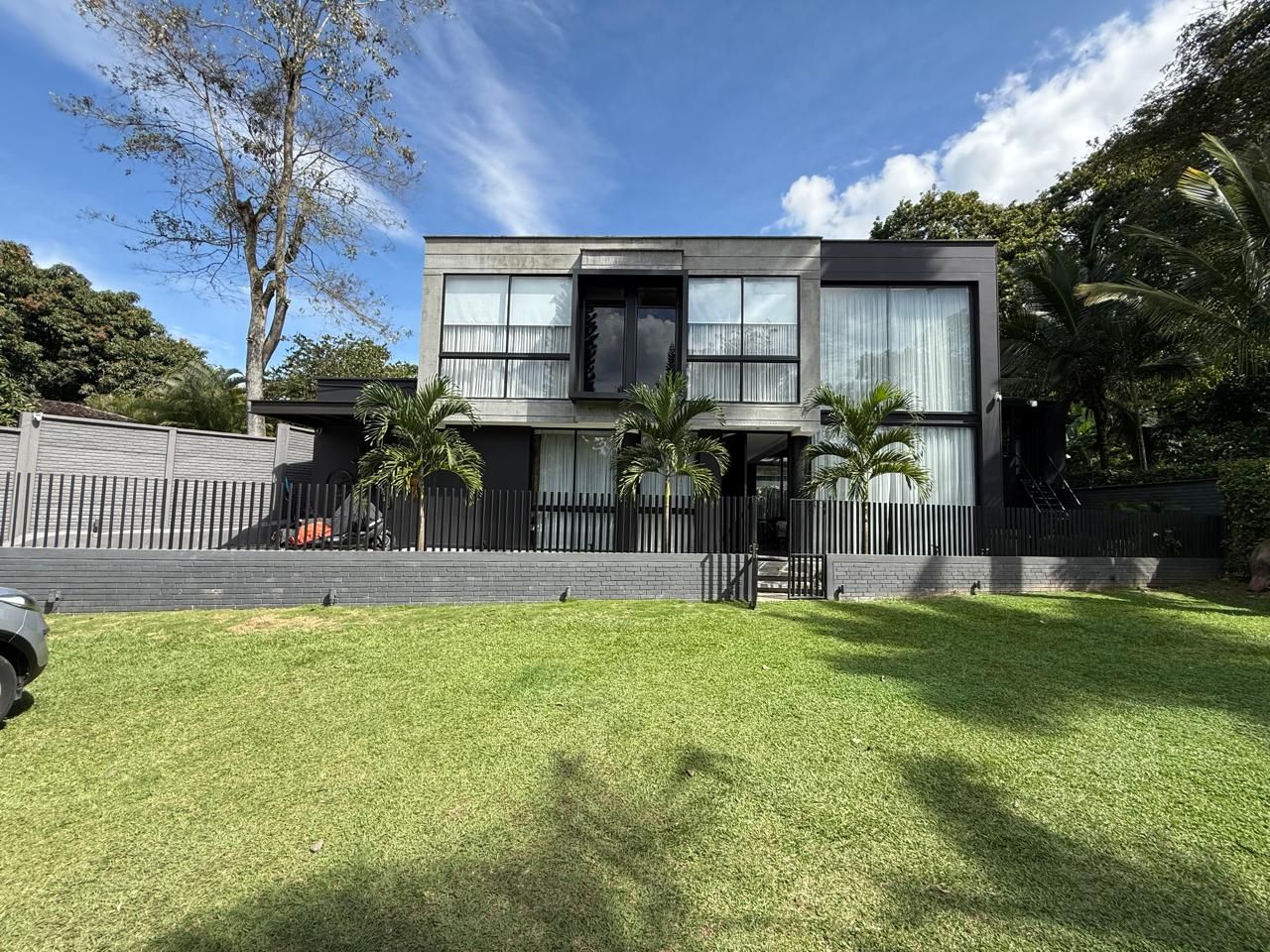 Casa en venta Santander Floridablanca Versalles I 350 m2 Habitaciones 3 Baños 4 Garajes 2 Precio $1800000000