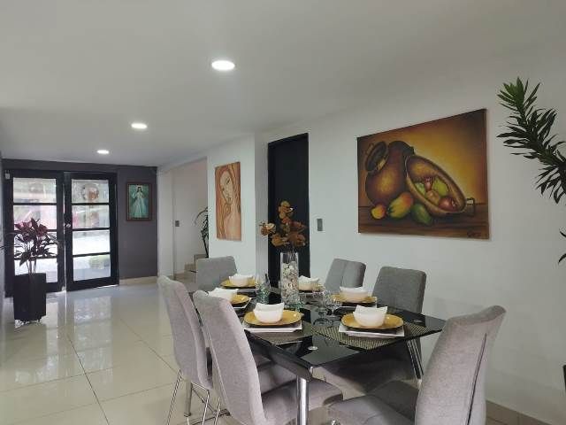 Casa en arriendo o venta Antioquia Medellín El Poblado 1225 m2 Habitaciones 6 Baños 4 Garajes 6 Precio venta $1900000000 Precio arriendo $15500000