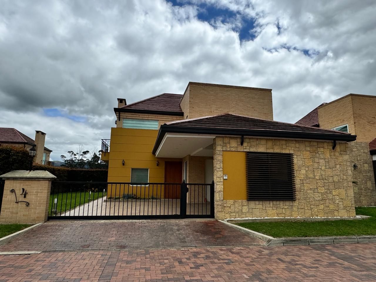 Casa en venta Cundinamarca Zipaquirá Vereda La Granja 480 m2 Habitaciones 3 Baños 4 Garajes 2 Precio $2500000000