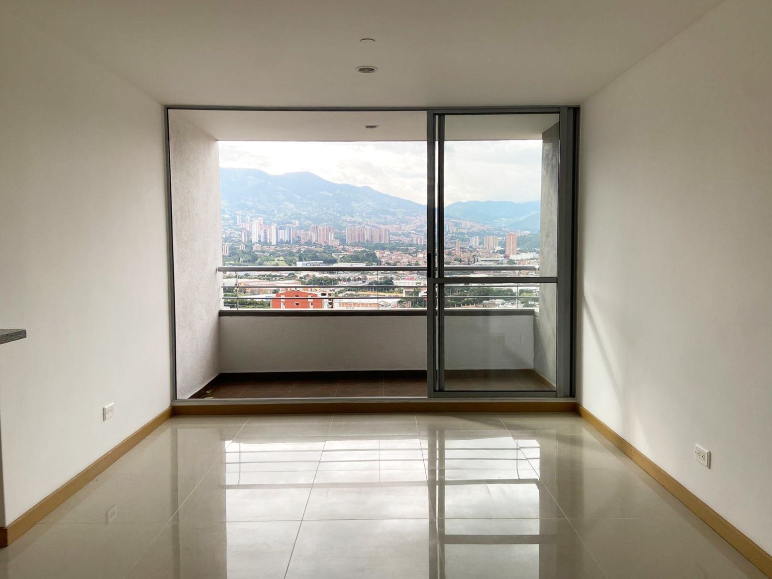 Apartamento en arriendo Antioquia Sabaneta Aldea Verde 80 m2 Habitaciones 3 Baños 2 Garajes 1 Precio $2800000