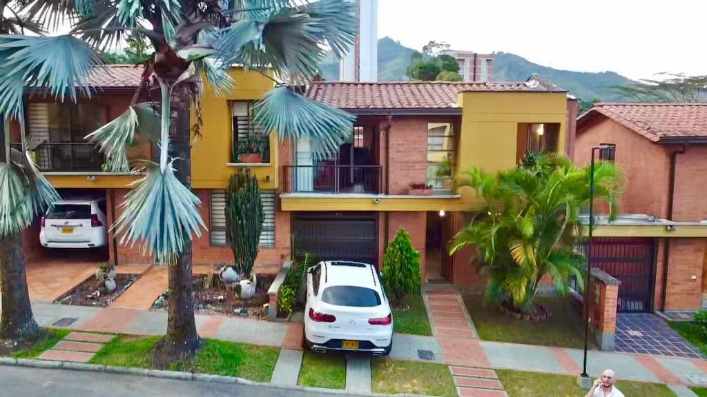Casa en venta Antioquia Itagüí Santa Catalina 144 m2 Habitaciones 4 Baños 4 Garajes 3 Precio $1050000000