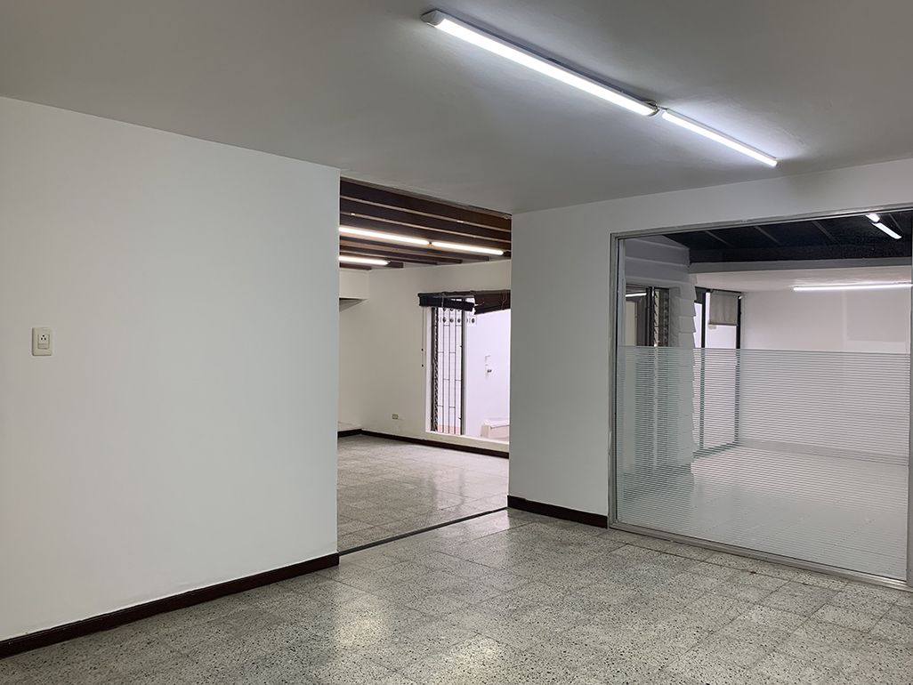 Oficina en arriendo Antioquia Medellín Patio Bonito 300 m2 Habitaciones 0 Baños 3 Garajes 4 Precio $16000000