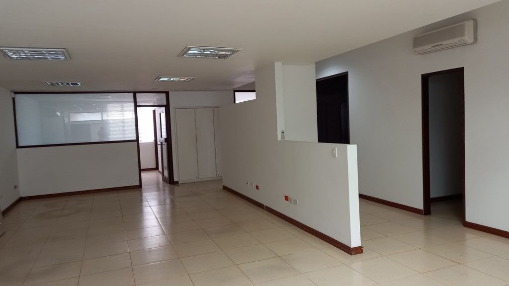 Oficina en arriendo Valle Del Cauca Cali Nn 130 m2 Habitaciones 0 Baños 4 Garajes 0 Precio $6650000