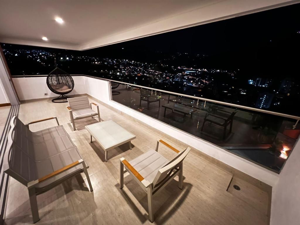 Apartamento en venta Valle Del Cauca Cali Bellavista 224 m2 Habitaciones 3 Baños 4 Garajes 3 Precio $1580000000