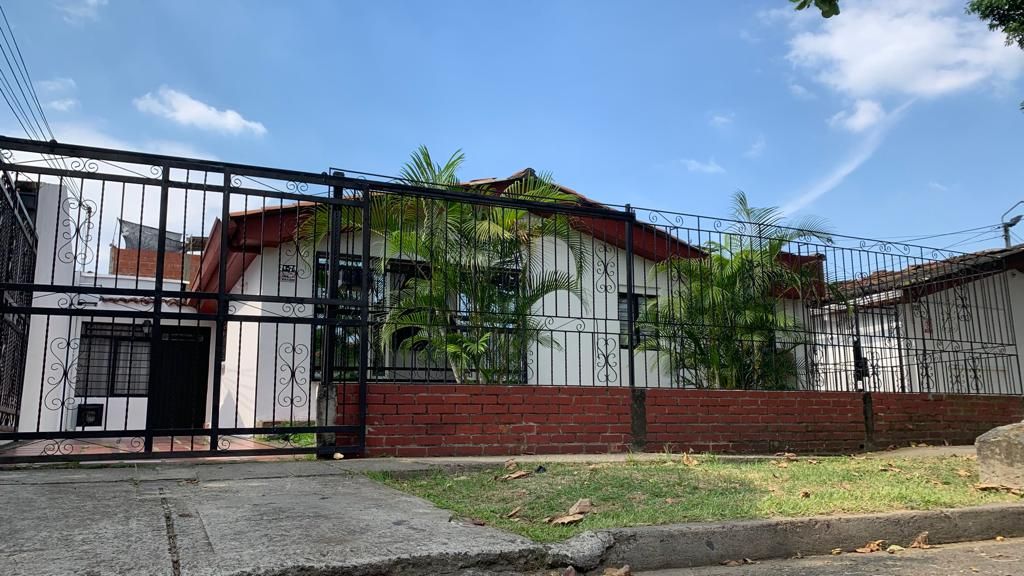 Casa en venta Valle Del Cauca Cali Prados Del Norte 264 m2 Habitaciones 3 Baños 3 Garajes 2 Precio $510000000