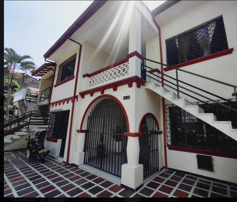 Casa en arriendo Valle Del Cauca Cali El Cedro 200 m2 Habitaciones 4 Baños 4 Garajes 0 Precio $2300000