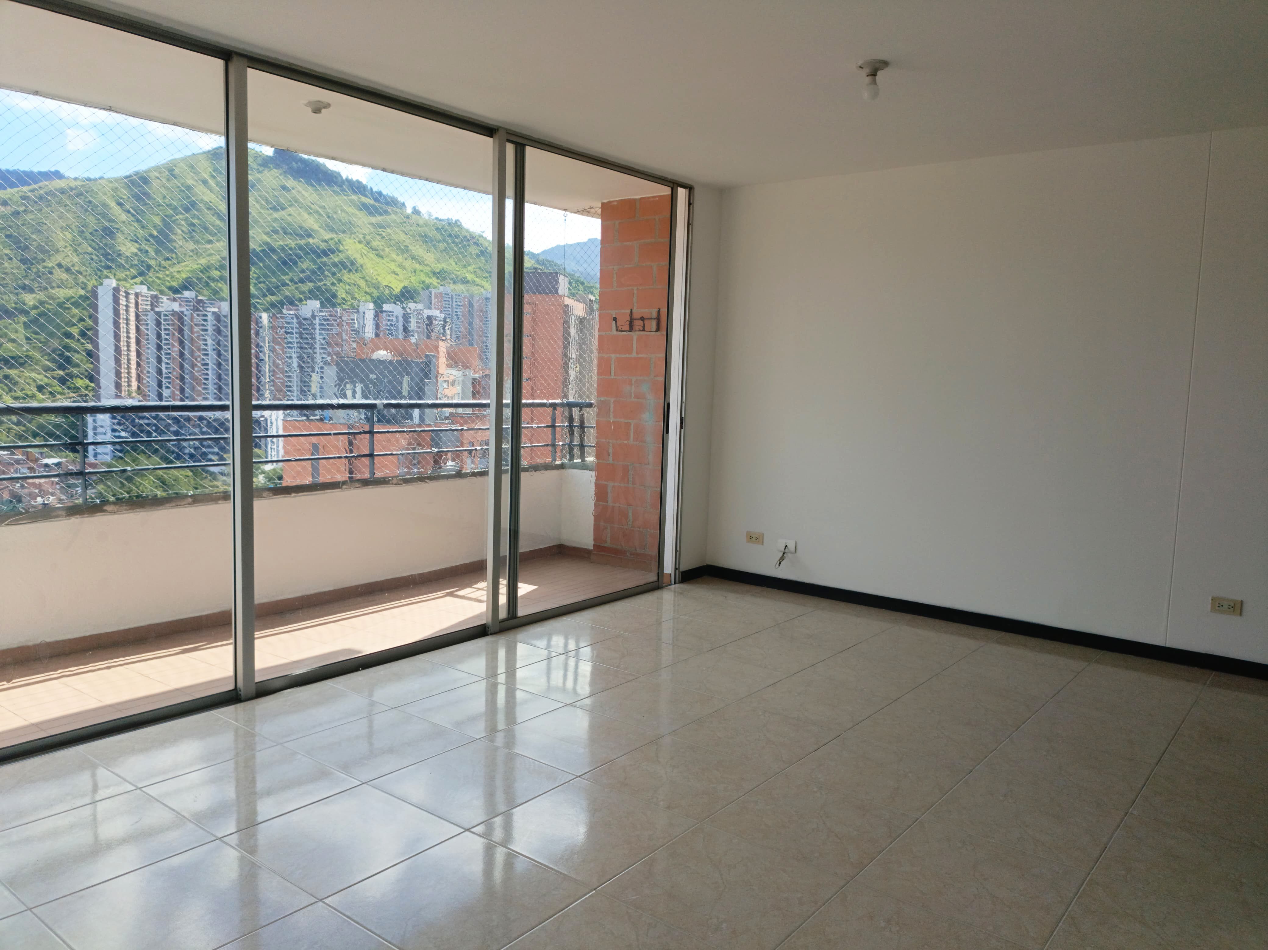 Apartamento en arriendo Antioquia Medellín Loma De Los Bernal 90 m2 Habitaciones 3 Baños 2 Garajes 1 Precio $3300000