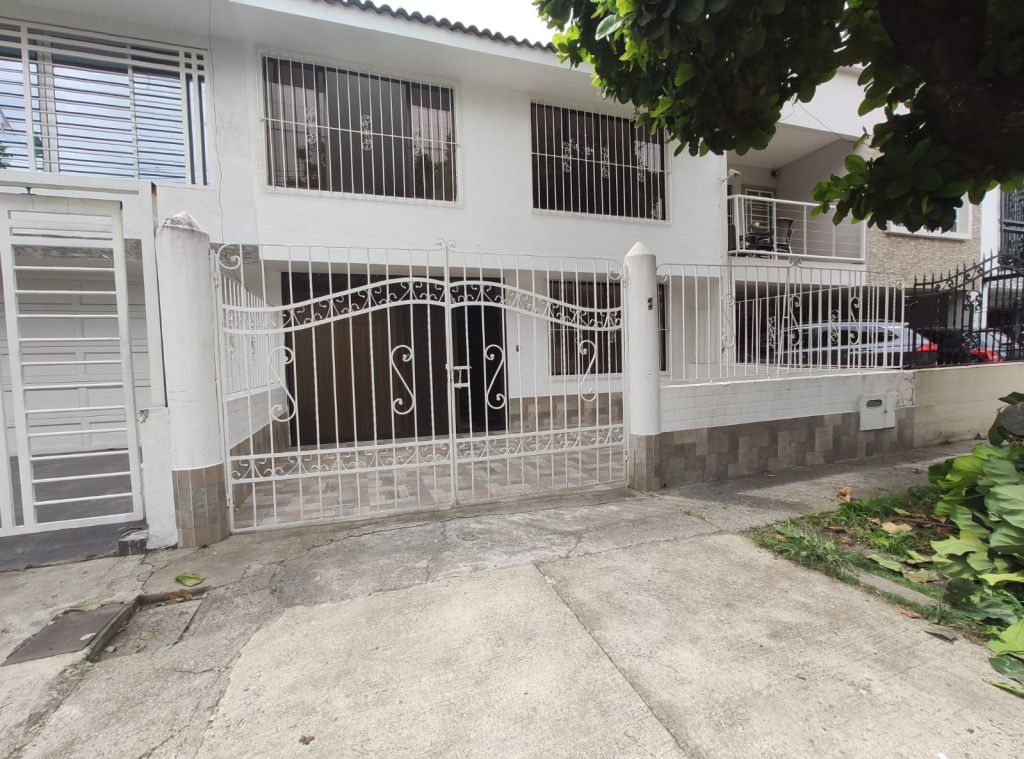 Casa en venta Valle Del Cauca Cali Urbanización La Flora 250 m2 Habitaciones 3 Baños 4 Garajes 2 Precio $790000000