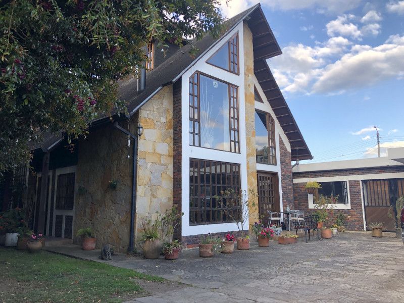 Casa en venta Cundinamarca Chía Br Hacienda Girasoles 330 m2 Habitaciones 4 Baños 4 Garajes 6 Precio $1350000000