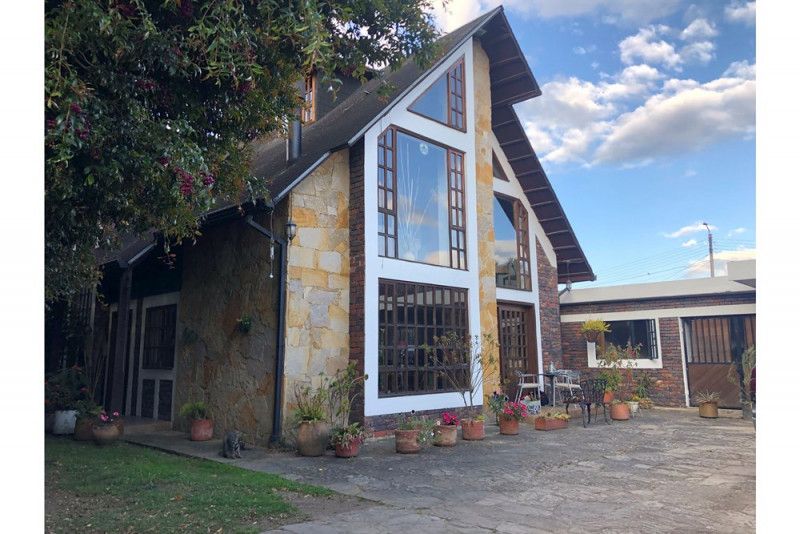 Casa en venta Cundinamarca Chía Br Hacienda Girasoles 330 m2 Habitaciones 4 Baños 4 Garajes 6 Precio $1350000000