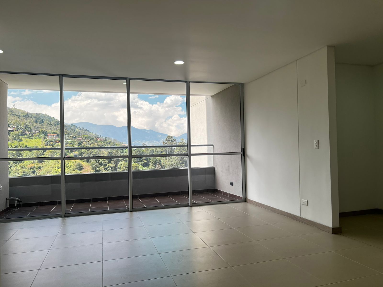 Apartamento en venta Antioquia Envigado El Salado 99 m2 Habitaciones 3 Baños 2 Garajes 2 Precio $700000000