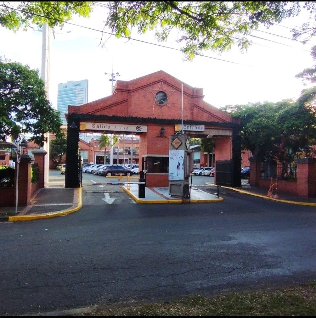 Local en venta Valle Del Cauca Cali El Bosque 108 m2 Habitaciones 0 Baños 0 Garajes 0 Precio $2100000000