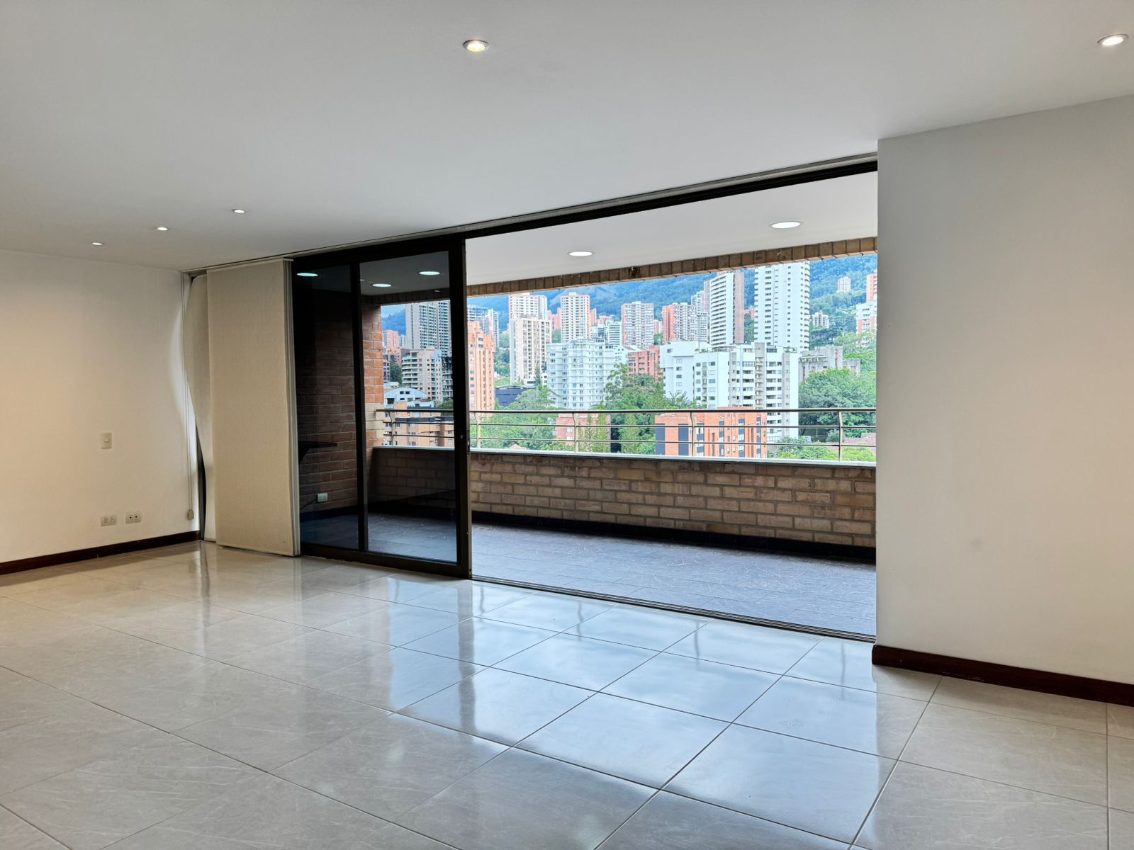 Apartamento en arriendo Antioquia Medellín Cerro El Volador 165 m2 Habitaciones 3 Baños 4 Garajes 2 Precio $6000000