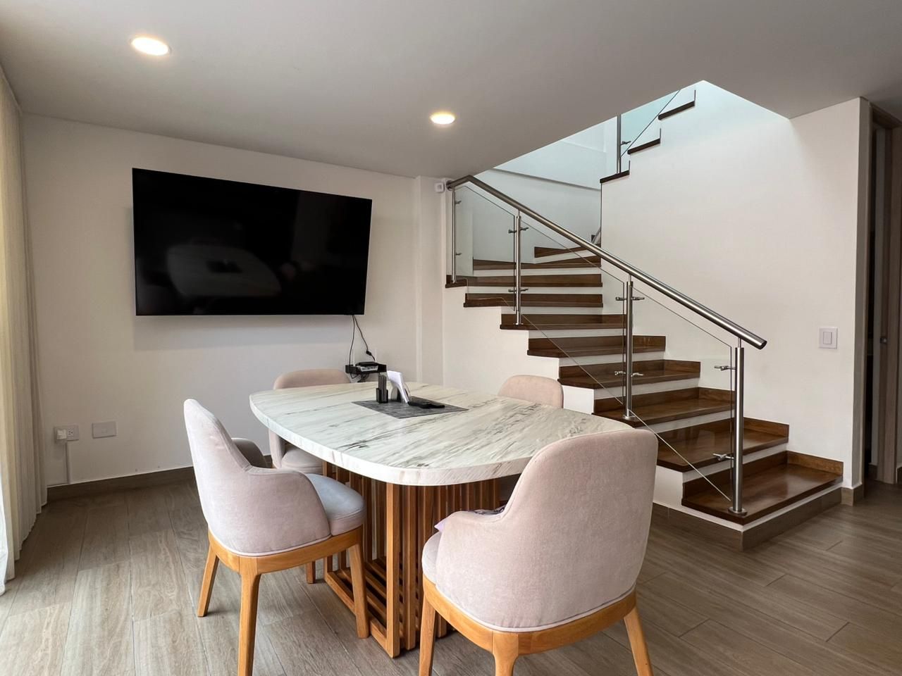 Casa en arriendo o venta Antioquia Rionegro Gualanday 165 m2 Habitaciones 4 Baños 5 Garajes 2 Precio venta $950000000 Precio arriendo $6500000