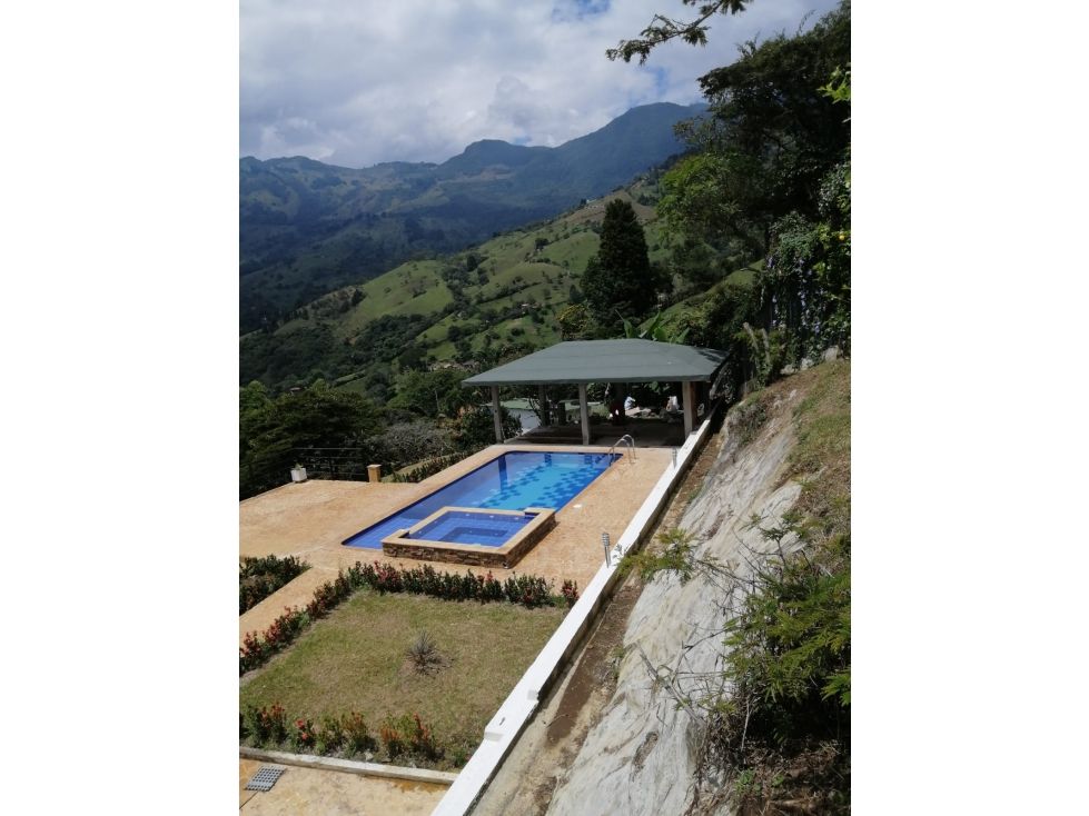 Finca en arriendo Antioquia Copacabana Copacabana 350 m2 Habitaciones 2 Baños 4 Garajes 4 Precio $6900000