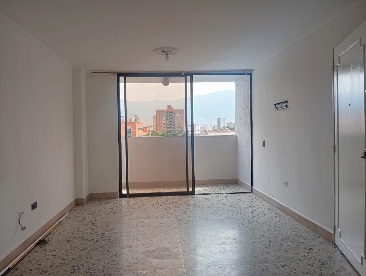 Apartamento en arriendo o venta Antioquia Medellín Los Colores 110 m2 Habitaciones 3 Baños 2 Garajes 1 Precio venta $565000000 Precio arriendo $2850000
