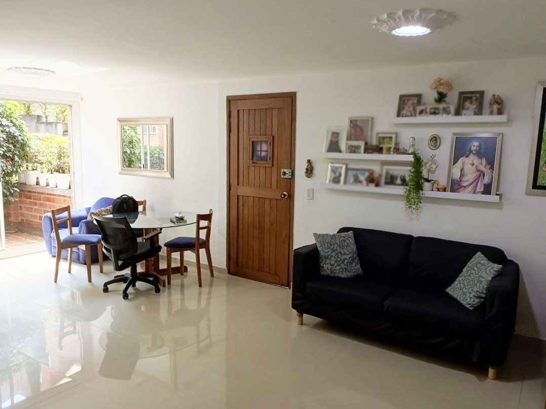 Casa en arriendo Antioquia Medellín Loma De Los Bernal 140 m2 Habitaciones 3 Baños 3 Garajes 1 Precio $4100000