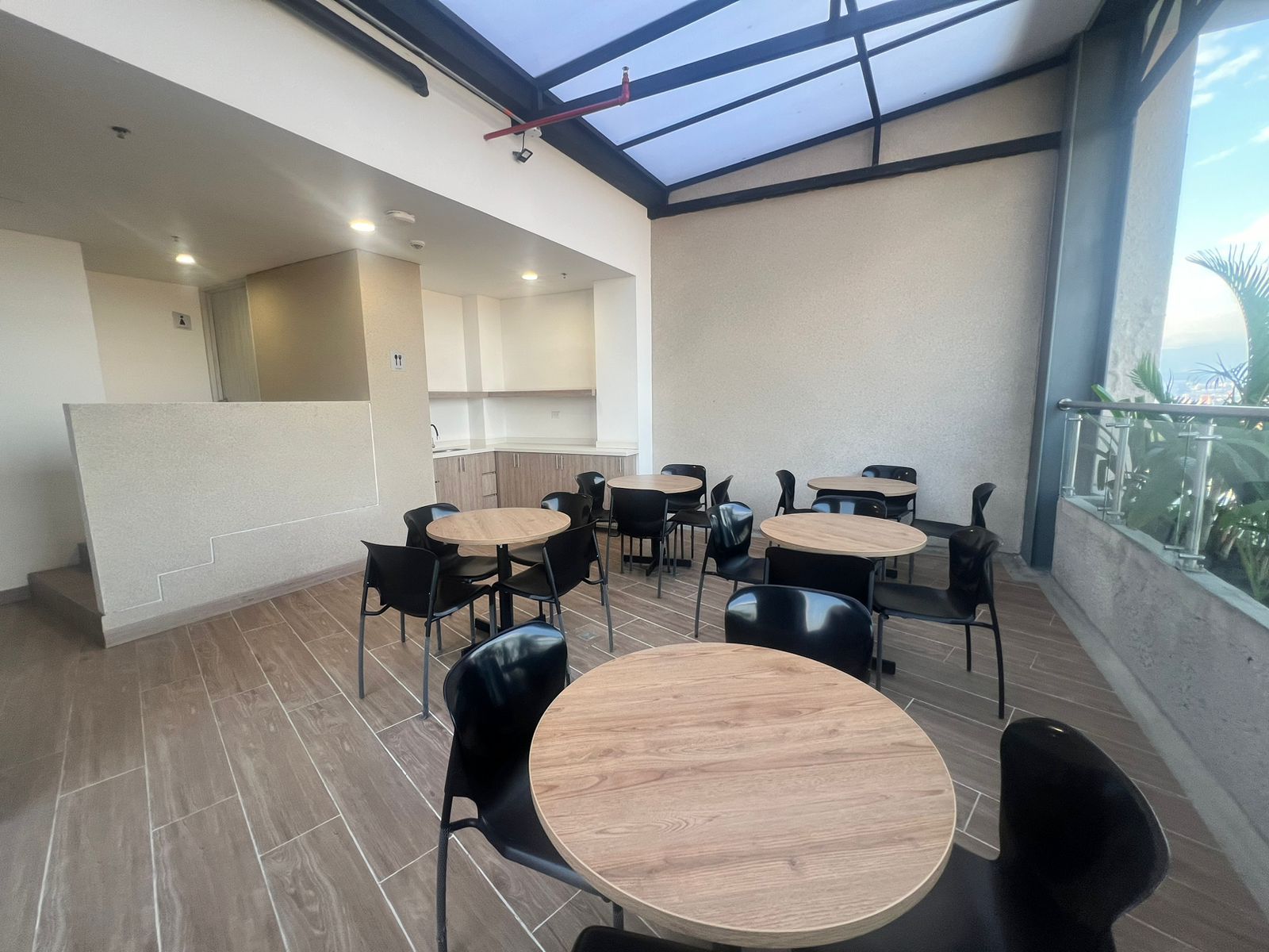 Oficina en arriendo Valle Del Cauca Cali Urbanización San Joaquín 150 m2 Habitaciones 0 Baños 1 Garajes 3 Precio $10500000