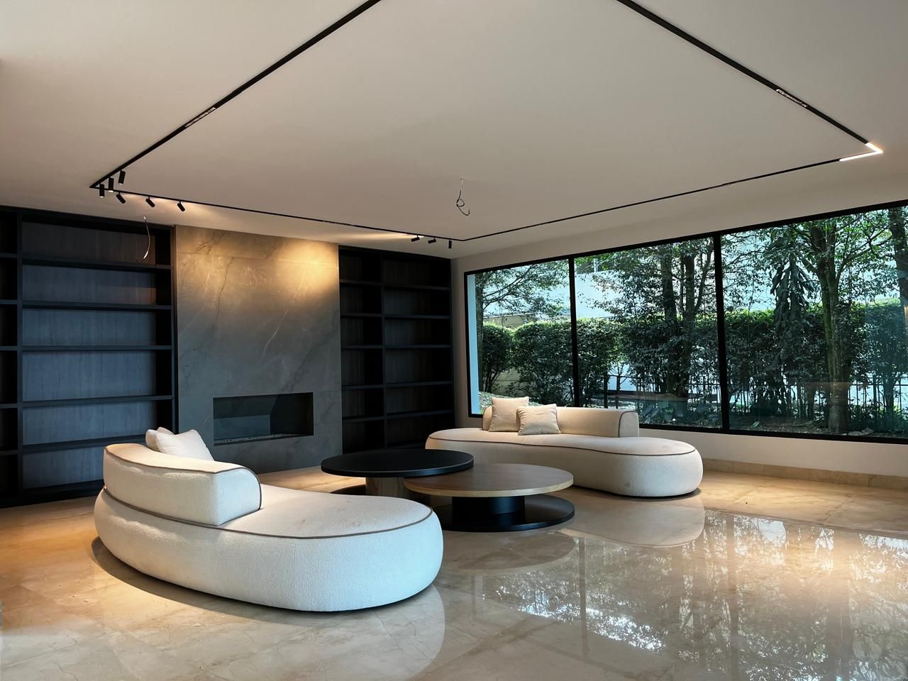Casa en arriendo o venta Antioquia Medellín Cerro El Volador 1085 m2 Habitaciones 4 Baños 6 Garajes 6 Precio venta $10668000000 Precio arriendo $37000000