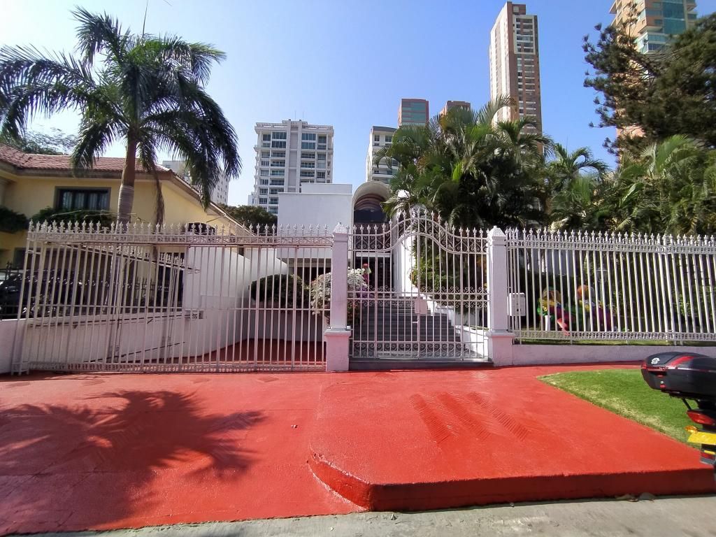 Casa en venta Atlántico Barranquilla El Golf 700 m2 Habitaciones 4 Baños 7 Garajes 3 Precio $3200000000