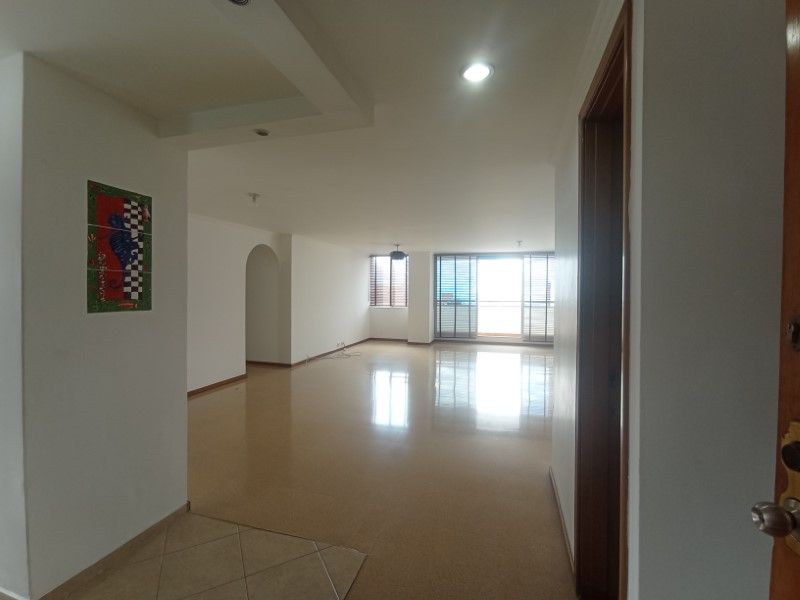 Apartamento en arriendo Antioquia Medellín Castropol 120 m2 Habitaciones 3 Baños 3 Garajes 3 Precio $3800000