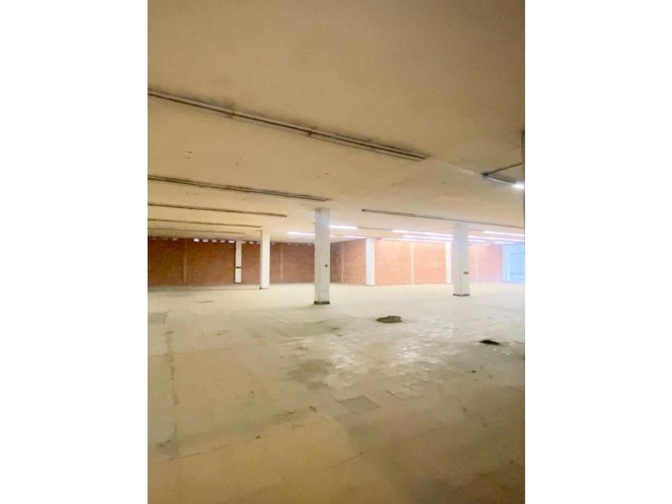 Bodega en arriendo Valle Del Cauca Cali Cristóbal Colón 800 m2 Habitaciones 0 Baños 6 Garajes 4 Precio $14400000