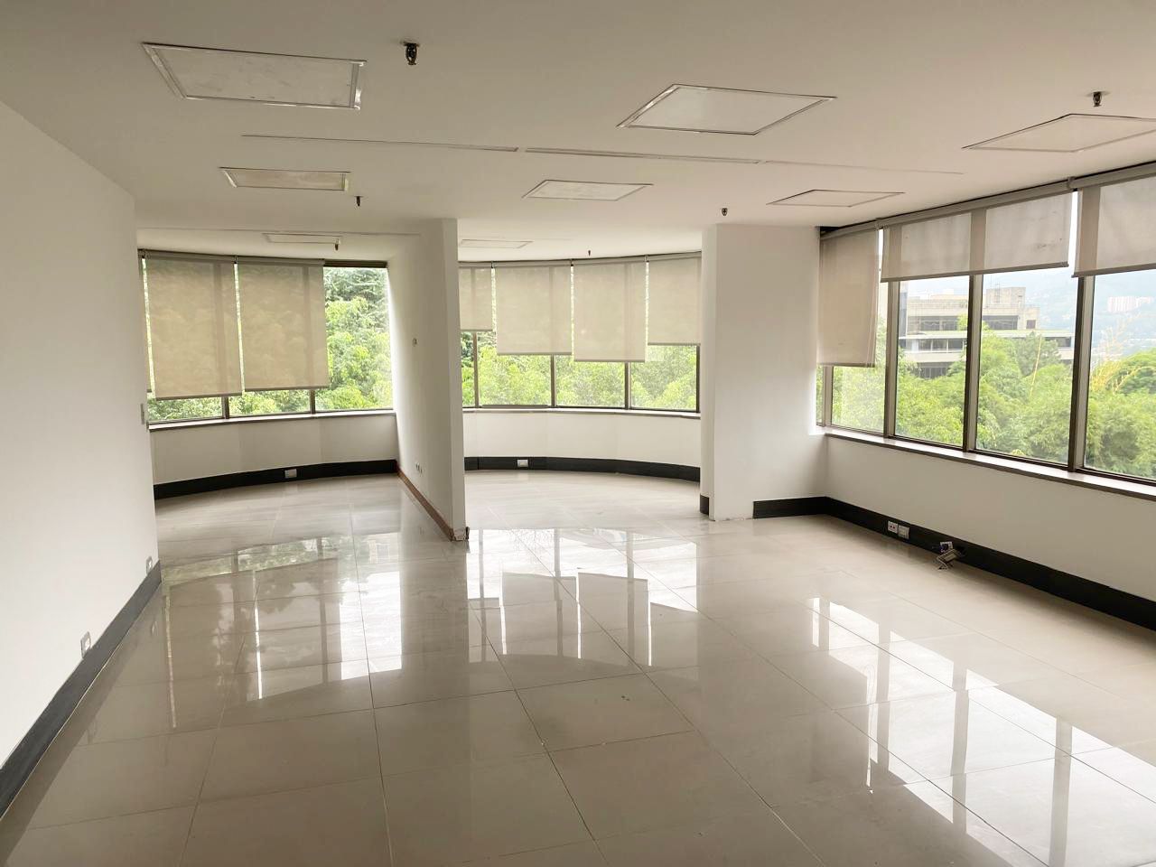Oficina en arriendo Antioquia Medellín Castropol 86 m2 Habitaciones 0 Baños 0 Garajes 2 Precio $6800000