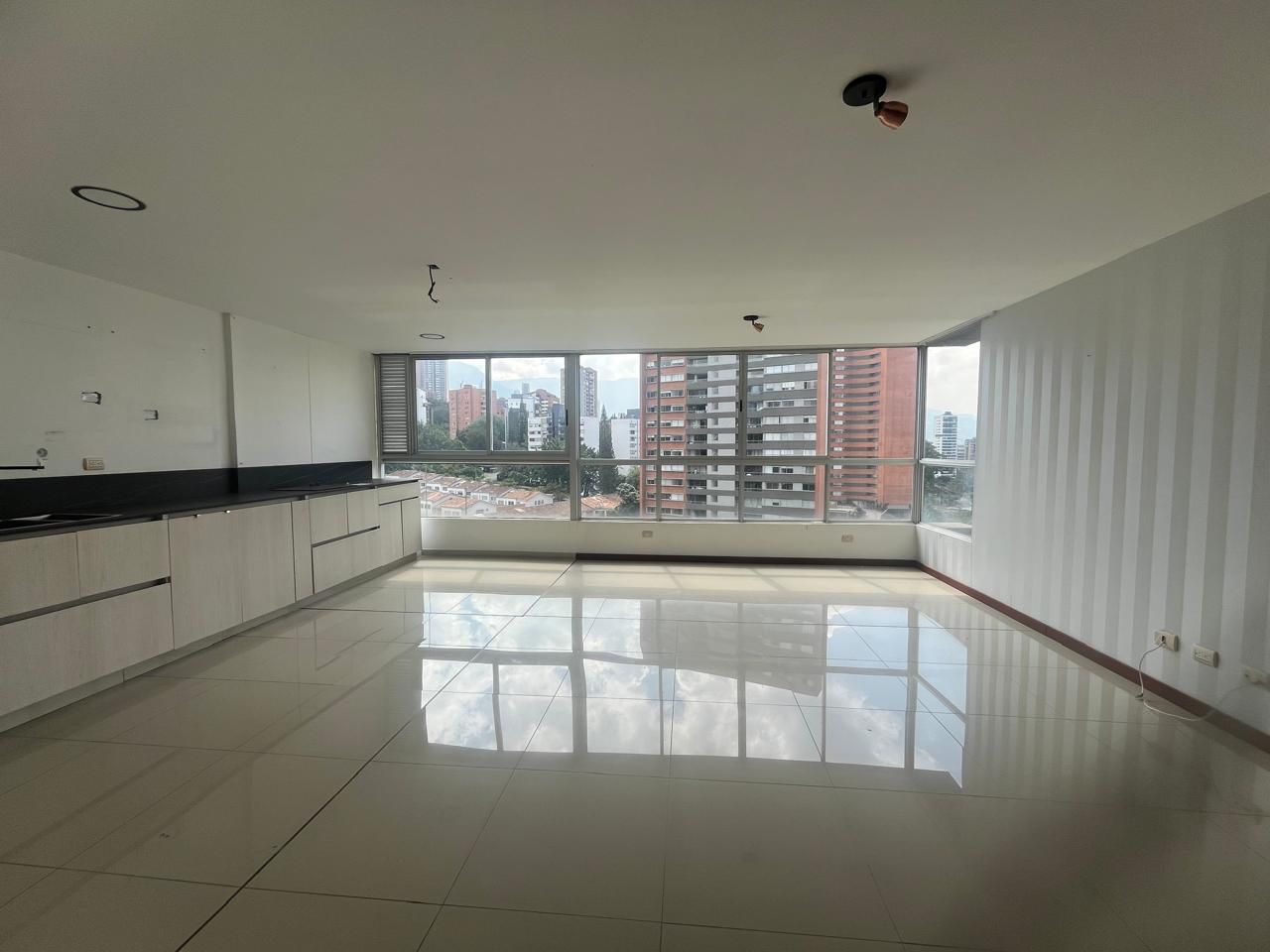 Apartamento en arriendo o venta Antioquia Medellín Cerro El Volador 88 m2 Habitaciones 2 Baños 2 Garajes 1 Precio venta $730000000 Precio arriendo $4400000