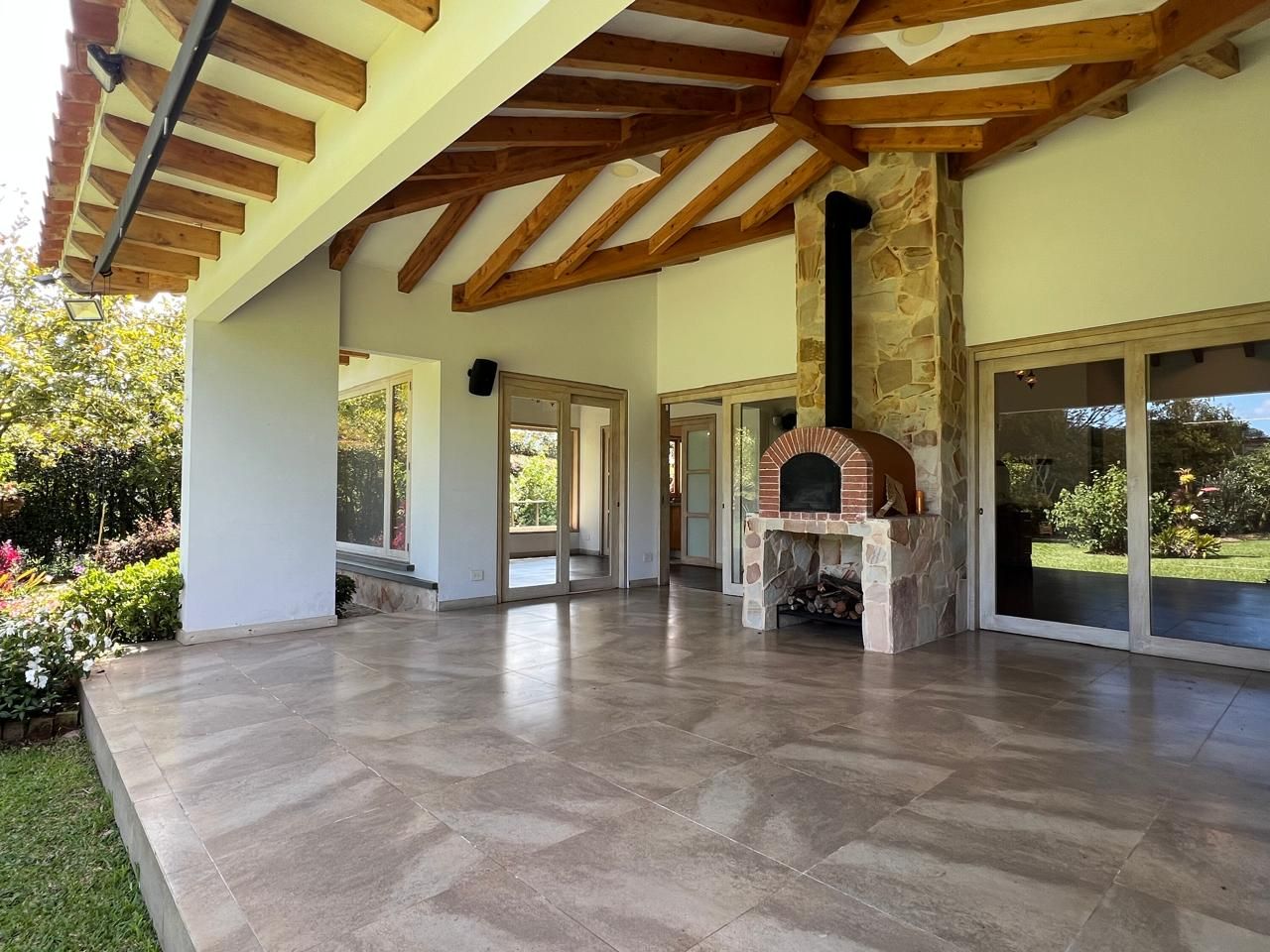 Casa en arriendo Antioquia Rionegro Gualanday 365 m2 Habitaciones 3 Baños 4 Garajes 2 Precio $14600000