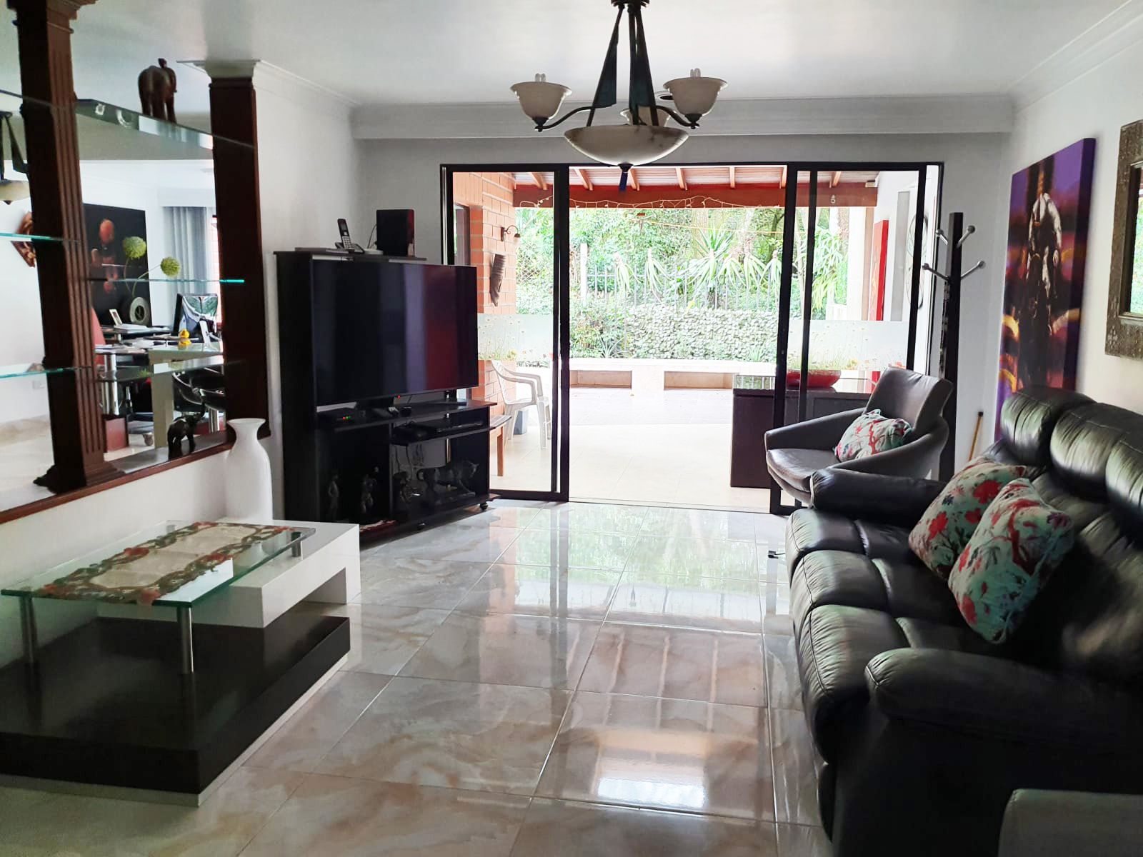 Casa en arriendo Antioquia Medellín Castropol 320 m2 Habitaciones 4 Baños 3 Garajes 2 Precio $12200000