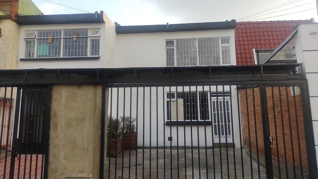 Casa en venta Cundinamarca Bogotá Estoril 300 m2 Habitaciones 3 Baños 4 Garajes 3 Precio $1500000000