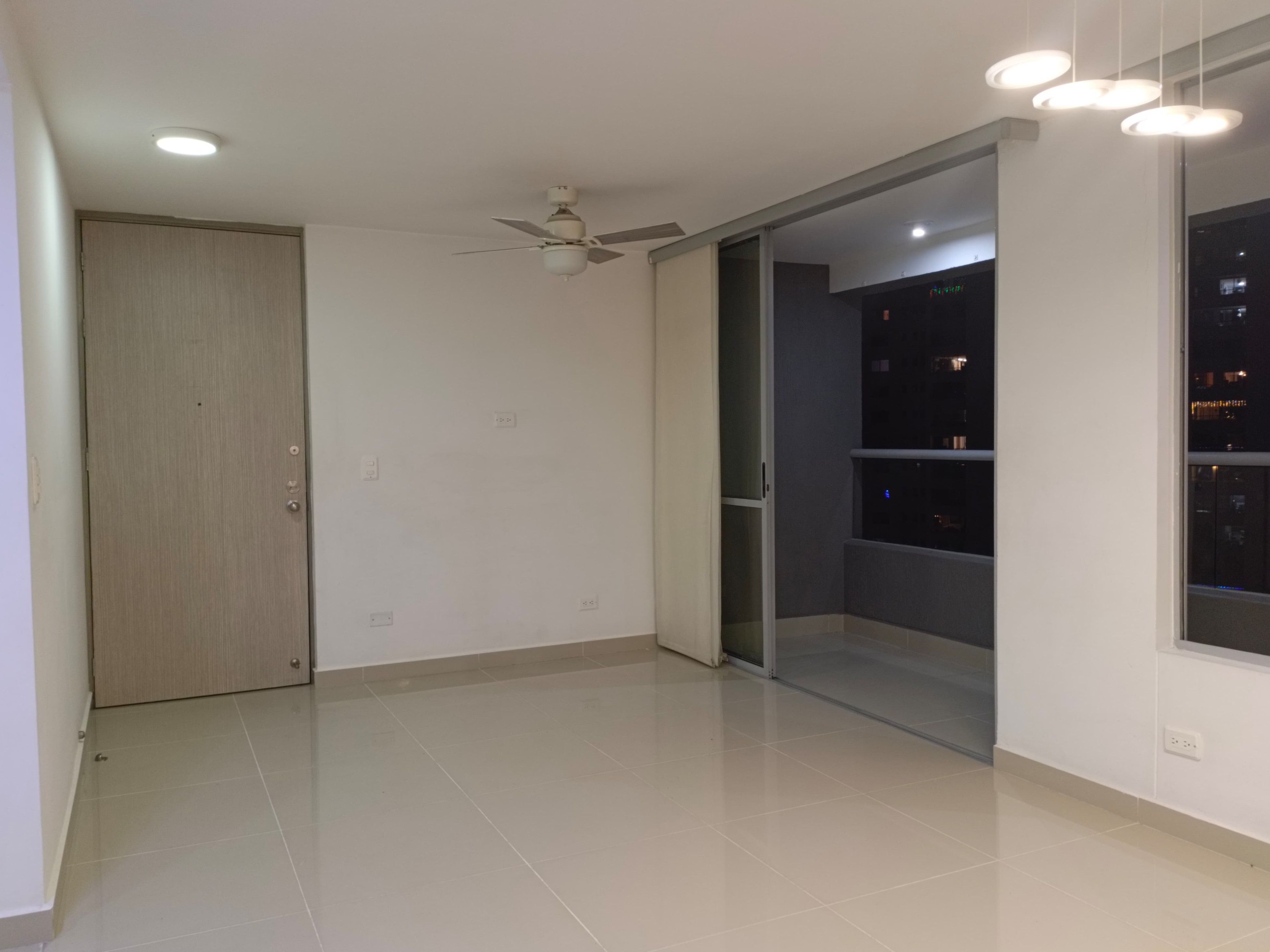 Apartamento en arriendo Antioquia Medellín Loma De Los Bernal 85 m2 Habitaciones 3 Baños 2 Garajes 1 Precio $3900000