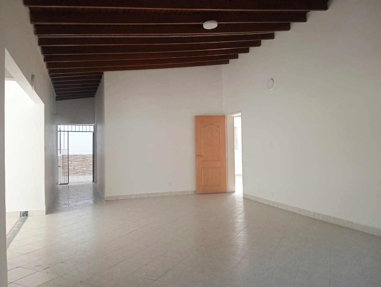 Local Comercial en arriendo Antioquia Medellín Naranjitos 262 m2 Habitaciones 6 Baños 3 Garajes 2 Precio $6000000