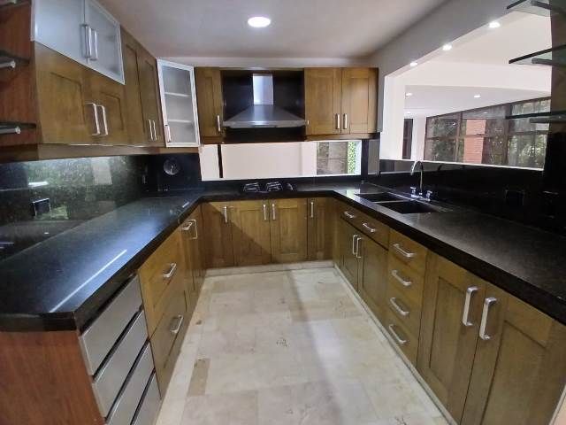 Casa en arriendo o venta Antioquia Medellín El Poblado 357 m2 Habitaciones 5 Baños 5 Garajes 2 Precio venta $1900000000 Precio arriendo $12000000
