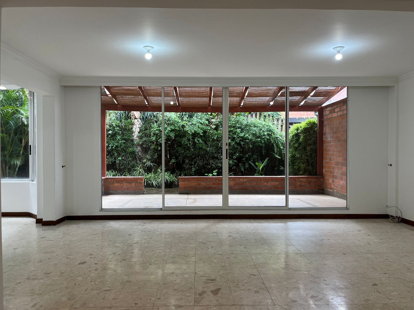 Casa en arriendo o venta Antioquia Envigado El Chocho 240 m2 Habitaciones 3 Baños 4 Garajes 4 Precio venta $1530000000 Precio arriendo $7800000