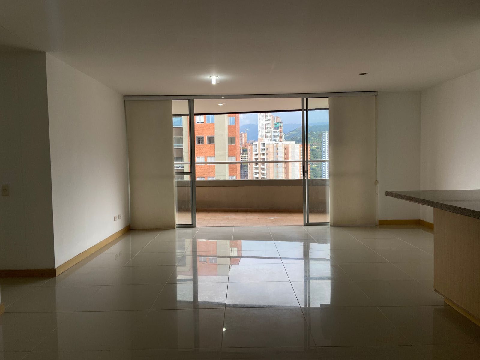 Apartamento en arriendo o venta Antioquia Sabaneta Vereda Cañaveralejo 105 m2 Habitaciones 3 Baños 2 Garajes 2 Precio venta $645000000 Precio arriendo $3650000