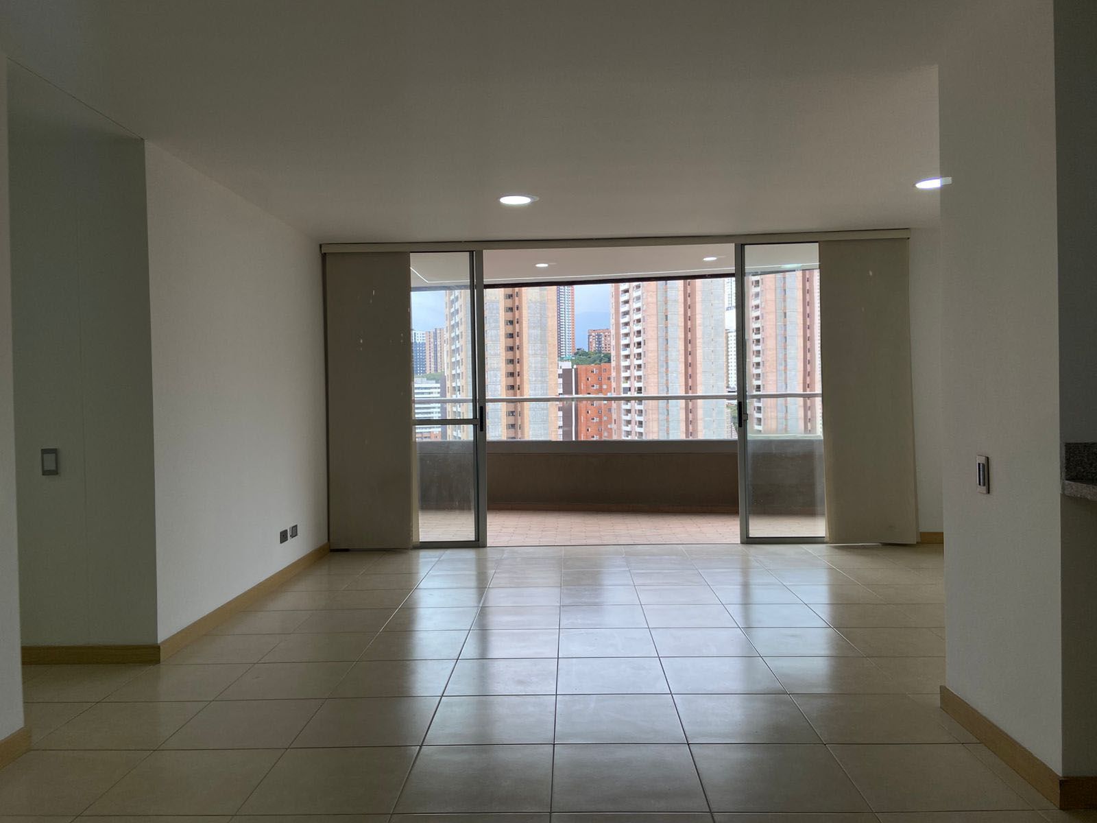 Apartamento en arriendo Antioquia Sabaneta Vereda Cañaveralejo 105 m2 Habitaciones 3 Baños 2 Garajes 2 Precio $3450000