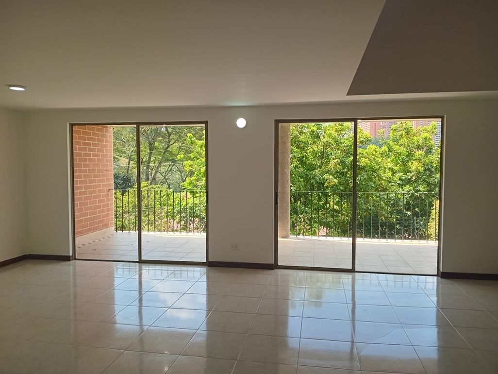 Casa en arriendo o venta Antioquia Envigado El Chocho 264 m2 Habitaciones 4 Baños 5 Garajes 4 Precio venta $1600000000 Precio arriendo $9300000