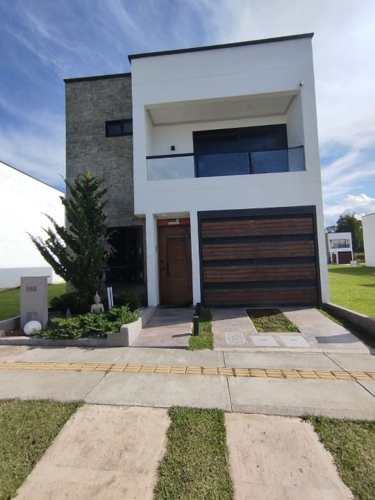 Casa en arriendo o venta Antioquia Rionegro El Porvenir 184 m2 Habitaciones 3 Baños 2 Garajes 1 Precio venta $1200000000 Precio arriendo $5800000
