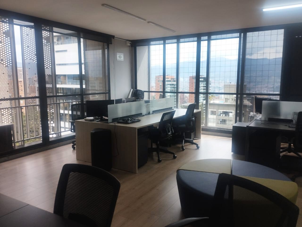 Oficina en arriendo o venta Antioquia Medellín El Tesoro 157 m2 Habitaciones 0 Baños 1 Garajes 5 Precio venta $2410000000 Precio arriendo $19200000