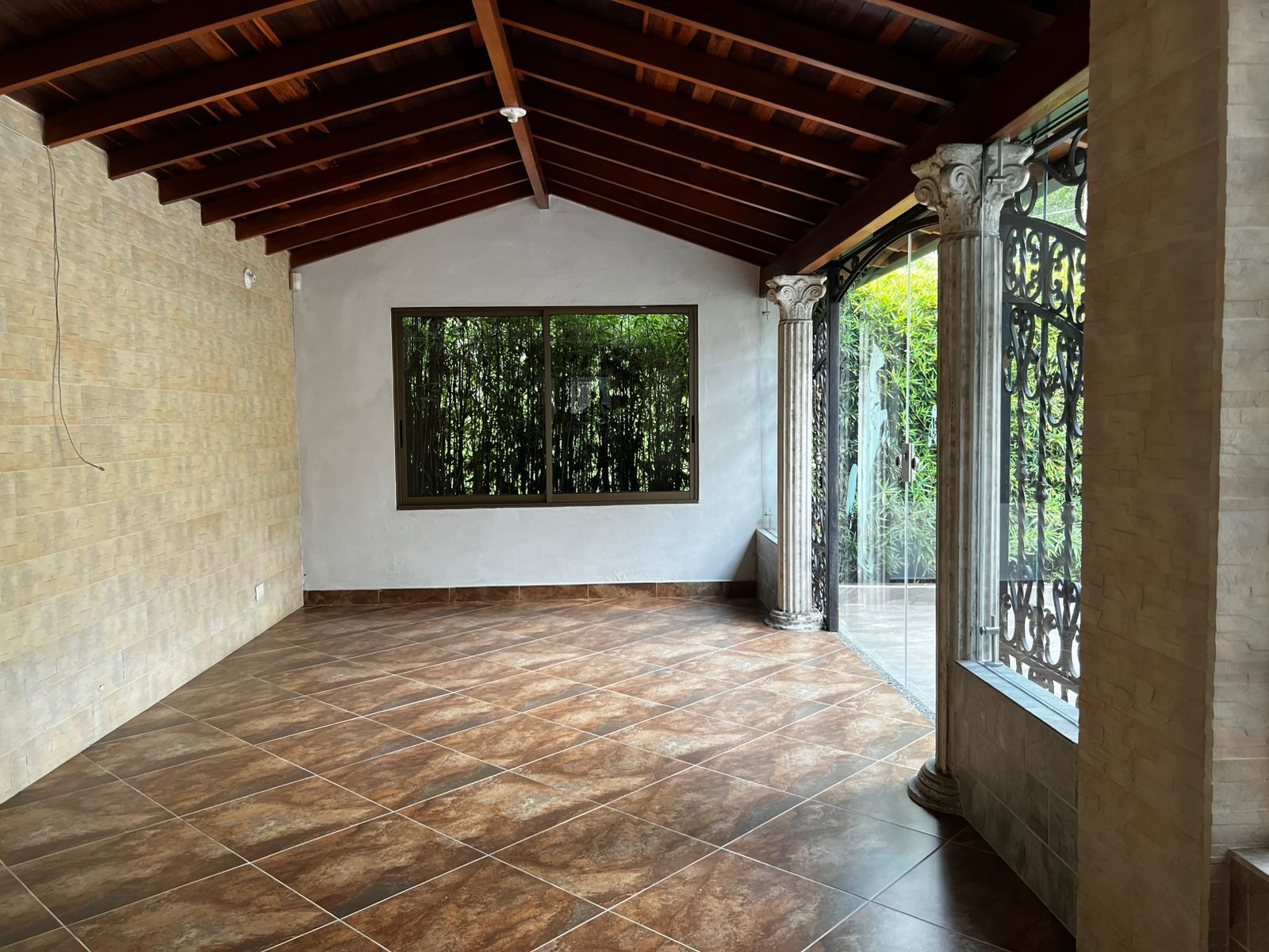 Casa en arriendo o venta Antioquia Medellín San Lucas 190 m2 Habitaciones 3 Baños 3 Garajes 2 Precio venta $1260000000 Precio arriendo $7150000