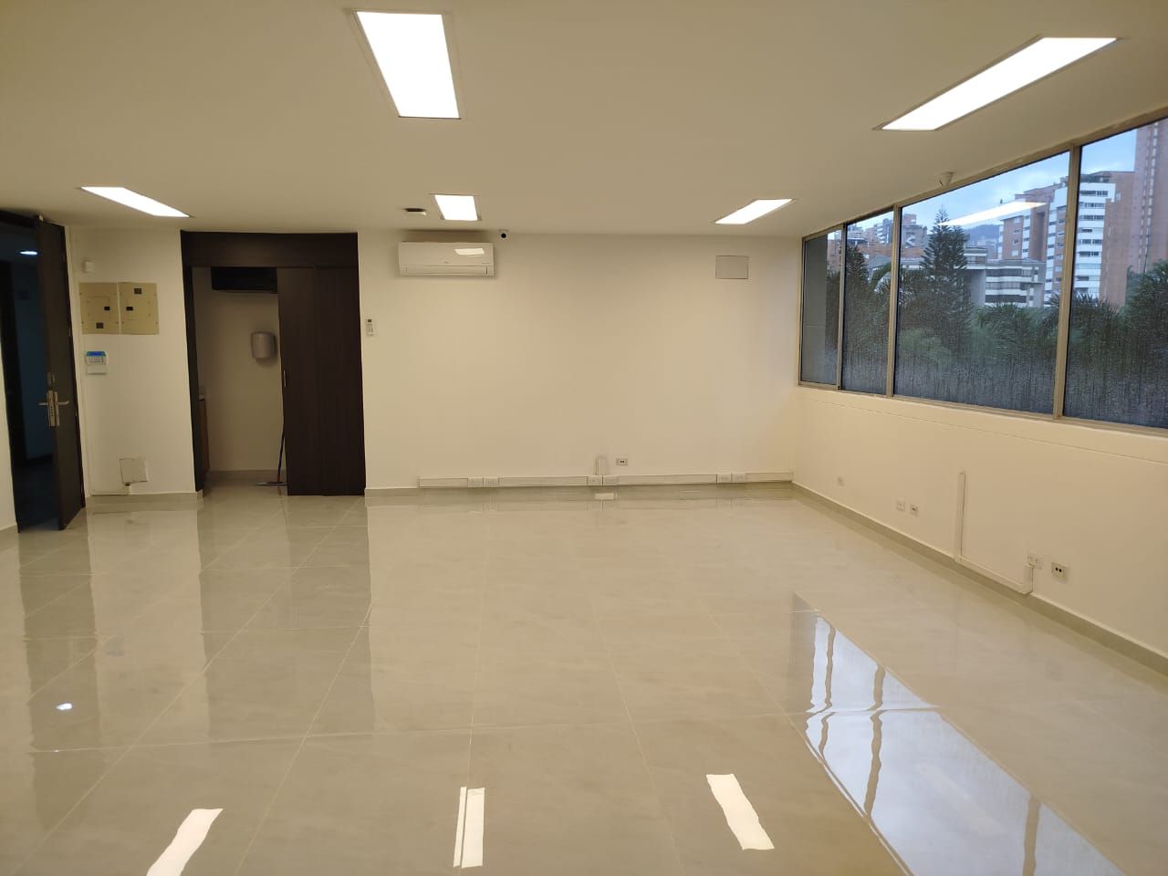 Oficina en arriendo Antioquia Medellín El Castillo 69 m2 Habitaciones 0 Baños 1 Garajes 2 Precio $6700000