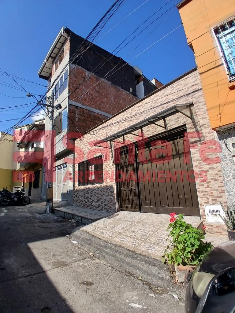 Casa en arriendo Antioquia Medellín Campo Alegre 90 m2 Habitaciones 3 Baños 2 Garajes 1 Precio $2400000